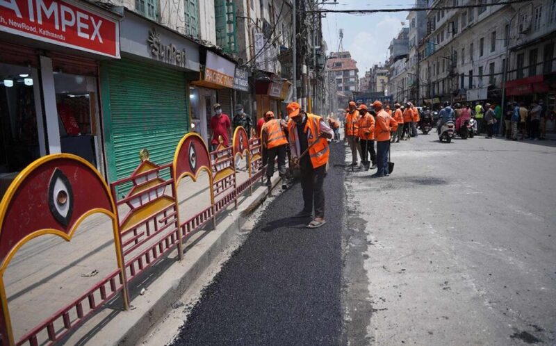 सडक डिभिजनले गर्‍यो काठमाडौं महानगरले भत्काएको सडक बाटो कालोपत्रे