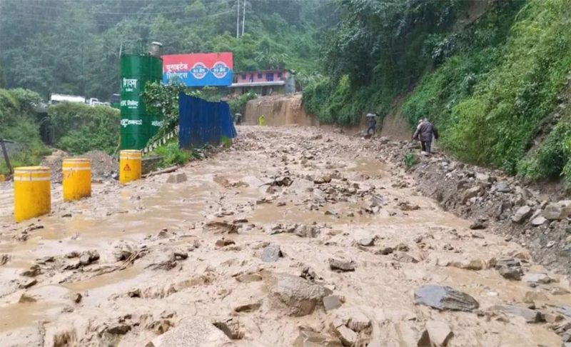 लेदोसहितको पहिरोले नौबिसे–काठमाडौं सडक अवरुद्ध, बीच बाटोमै रोकिए यात्रु