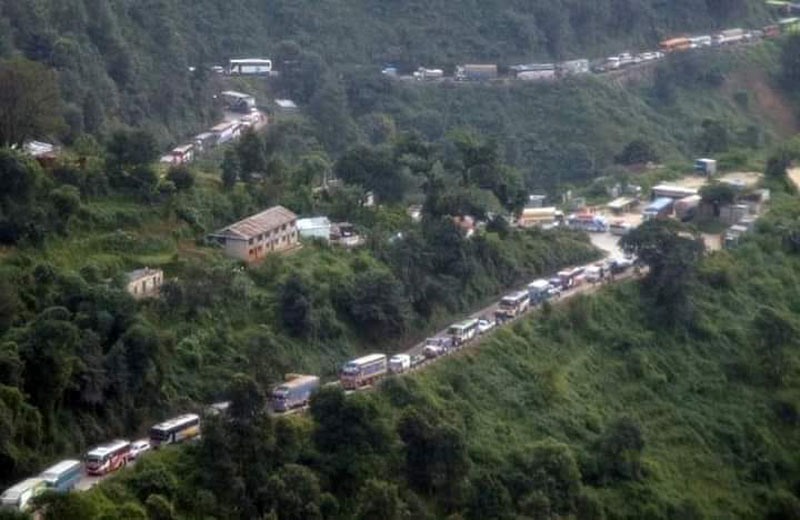 झ्याप्लेको पहिरोले तीन दिनदेखि रोकिएका १७ सय बढी सवारी साधन काठमाडौं भित्रिए, बाहिर पनि पठाउने तयारी