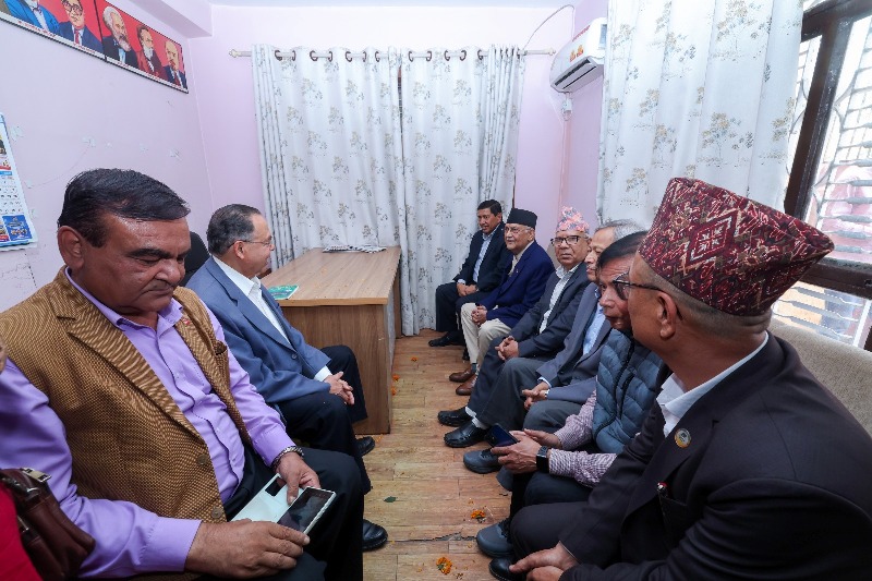 पहिलोपटक नेकपा एसको कार्यालय पुगे ओली