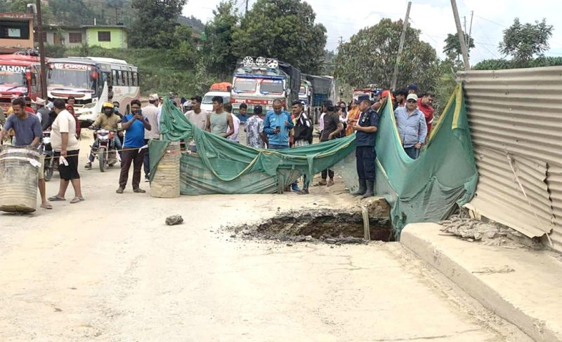 धादिङको थाक्रेमा सोताङ खोलाको पुलमा भ्वाङ, पृथ्वी राजमार्ग बन्द