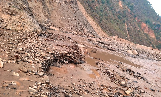 बाढीपहिरोका कारण विभिन्न राजमार्गका ९ सडक पूर्ण रूपमा अवरुद्ध, ३ वटा एकतर्फी सञ्चालनमा